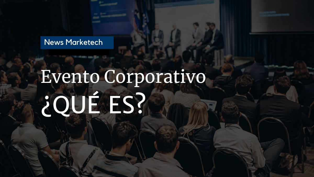 Evento corporativo donde se está realizando una conferencia por varios ponentes y un público de directivos y empleados atienden.